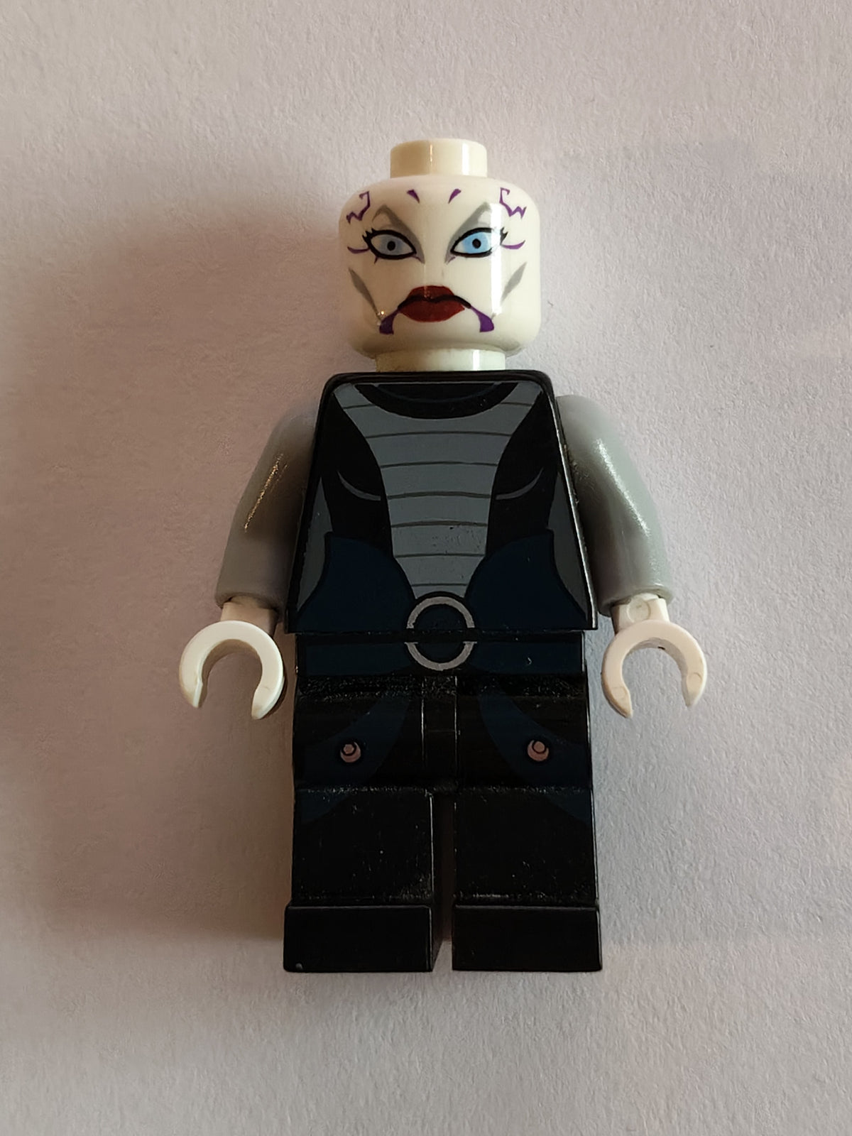 LEGO Star Wars: Asajj Ventress – Black Torso Minifigure sw0318 (Used / Good)