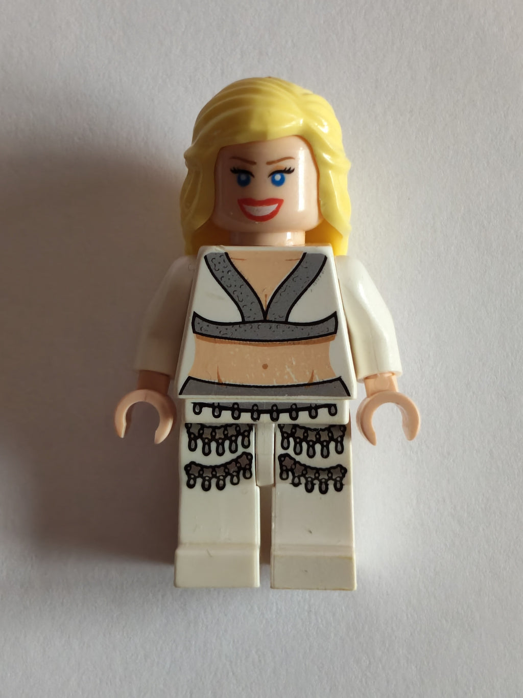LEGO Indiana Jones: Willie Scott – Sacrificial Outfit Minifigure iaj032 (Used / Good)