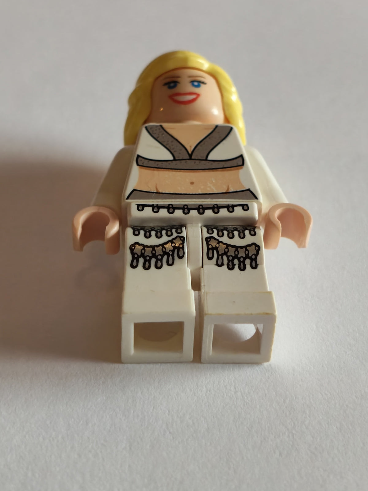 LEGO Indiana Jones: Willie Scott – Sacrificial Outfit Minifigure iaj032 (Used / Good)